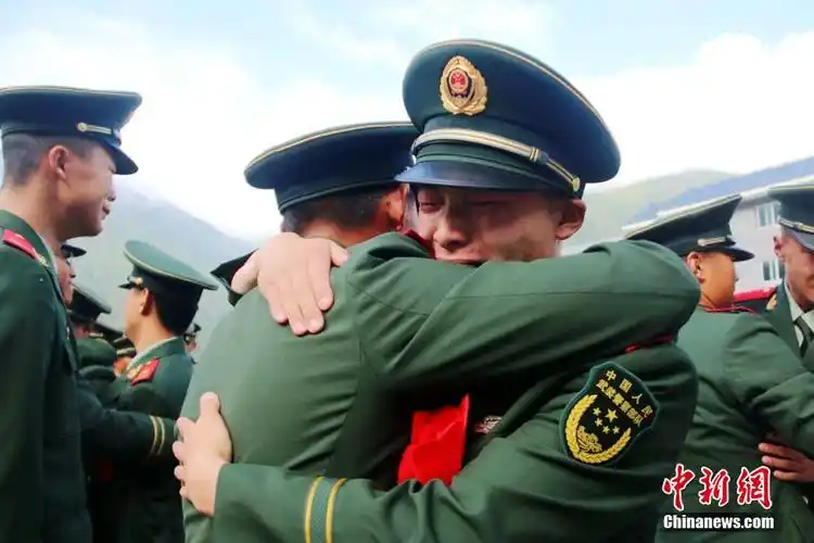 川西高原武警退伍老兵挥泪告别军营