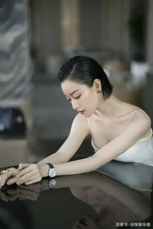 侧脸入镜的倪妮低头浅笑,从骨子里散发出来的性感气息铺满屏幕,真是美