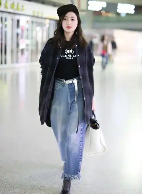 张天爱亮相机场,穿宽松牛仔裤穿出120斤即视感,却意外的时尚