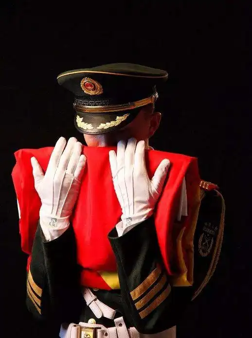 财华有你护国旗骋疆场身披军装的别样生涯