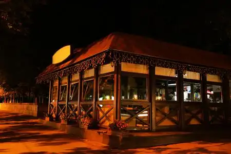 夜晚步行街在步行街的夜晚咖啡馆照片