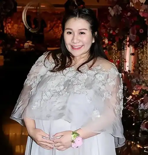 回顾赌王的女儿何超盈14亿下嫁东北小伙结婚6年被丈夫宠成宝