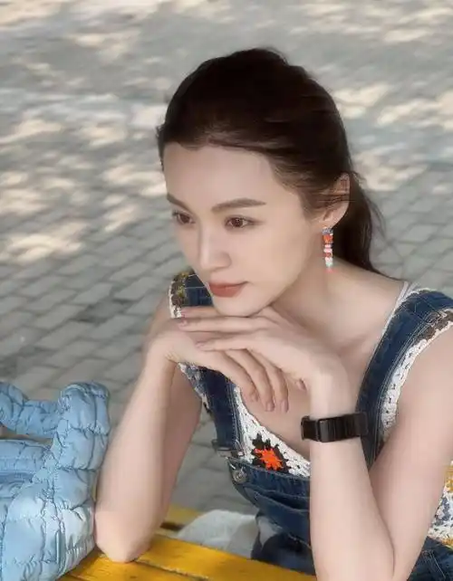 女星毛林林穿着吊带服,长发披肩,清纯如少女_短发_写真_头发