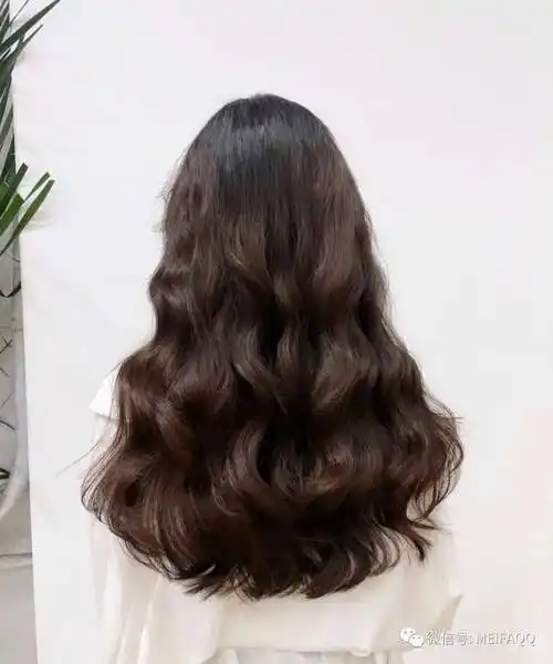 木马卷中长发发型 有着平齐发尾修剪的一款木马卷锁骨发发型,木马卷