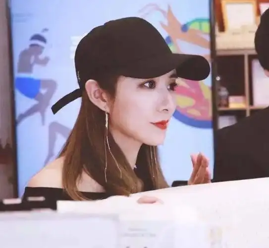 薇娅女儿正脸照被曝,8岁身高赶上妈妈,肉乎乎小手超可爱