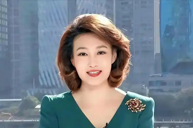 央视主持李梓萌贷款上班20年戴假发出镜真实颜值很高
