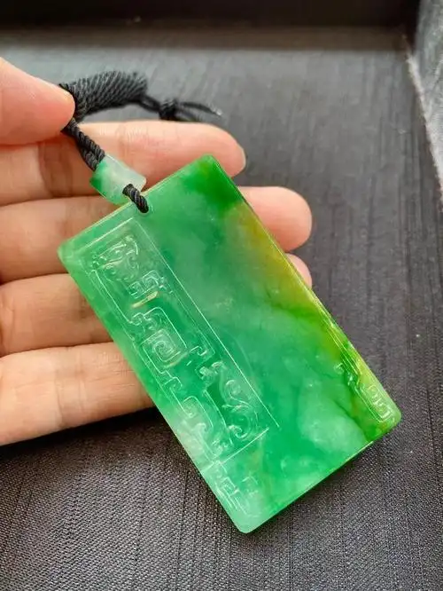 仿古无事牌翡翠雕刻艺术赏析