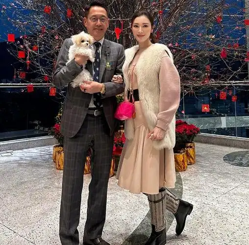 李嘉欣晒合照:西装套装好酷飒,与丈夫许晋亨甜蜜合影!