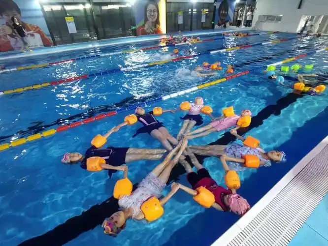 关注未成年人健康成长德城区开展中小学生游泳普及展示活动