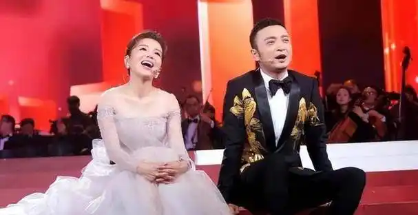 尼格买提现身彩排,与妻子离婚原因惹争议,被曝和朱迅交往过密?