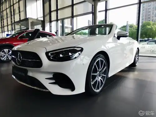 车尾灯奔驰e260白色敞篷车不过在城市中开敞篷跑车的并不多见