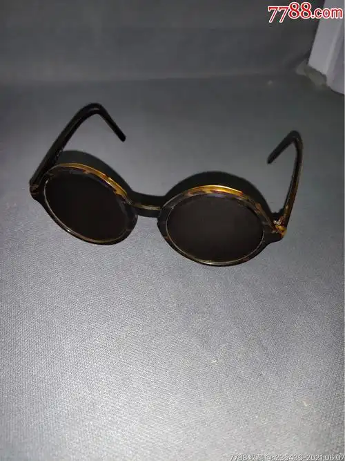 水晶石平光眼镜,茶色的,有自然的石线,品相如图,保真保老