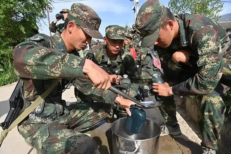 火箭军某部组织全体新兵开展徒步行军训练