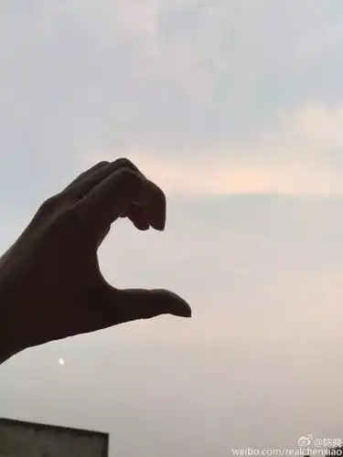 这隔空比心的秀恩爱技巧,尚小姐还是建议你们选择在同一片天空下吧