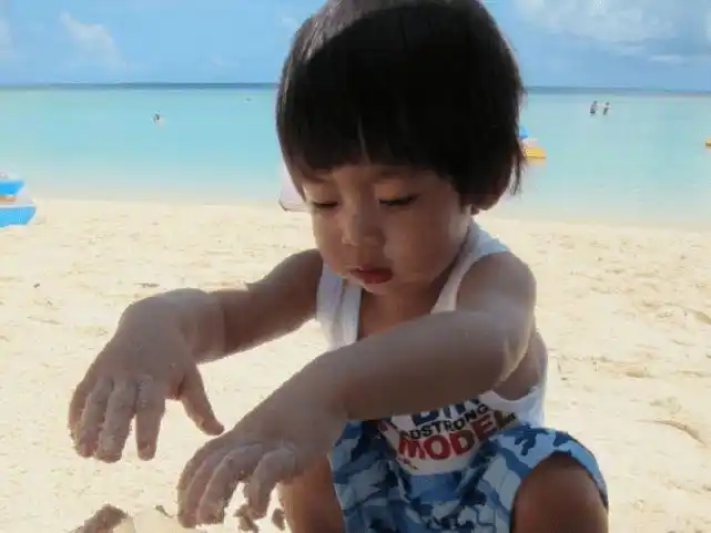 近日,林志颖给大家了一个惊喜,晒出了kimi小时候在沙滩上玩耍的样子