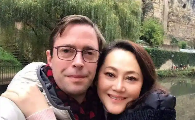 60岁大宋佳:与二婚老公国外开店,生活幸福,优雅贵气不输当年_学津