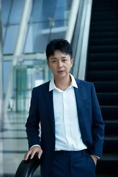 演员刘奕君带着儿子再婚结婚13年幸福美满