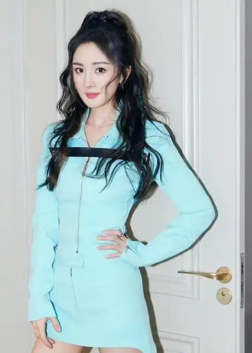 将海藻般的长卷发梳成半扎高马尾辫的杨幂让人眼前一亮,在微卷的八字