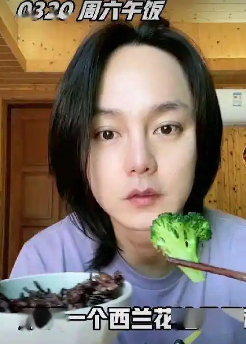 35岁尹正胖成发面馒头三层下巴堆满脖颈网友说他的焖菜不可靠