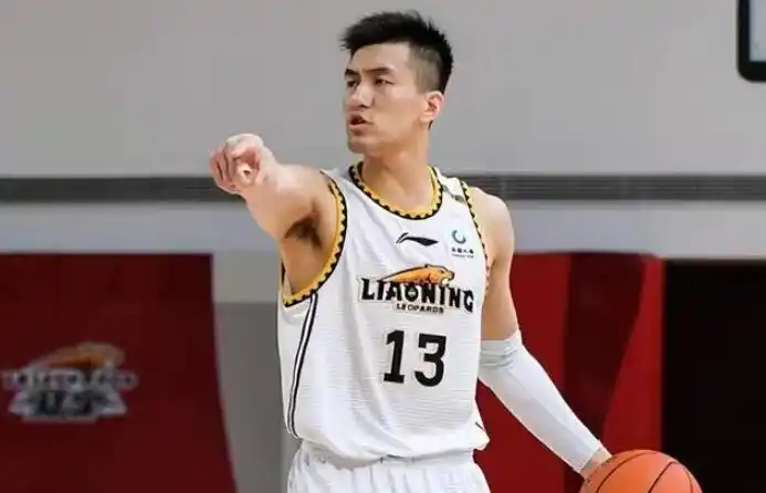 郭艾伦身高192cm,体重84公斤,他是国内最好的双能卫,曾经有"亚洲第一