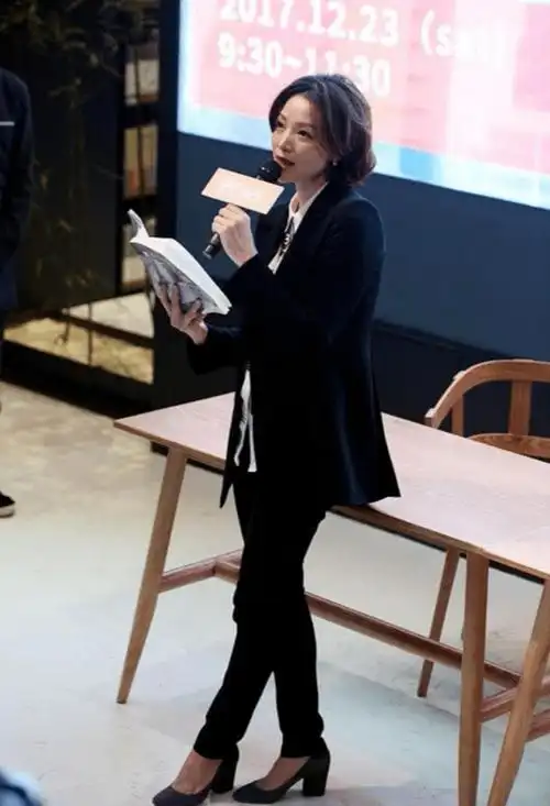 董卿头发蓬乱素颜憔悴,跟镜头前判若两人,好在还是很有气质!