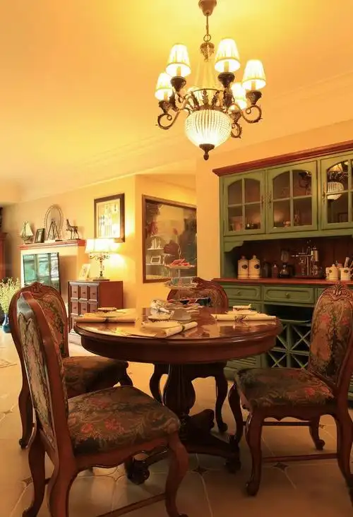 102平美式风情三居家庭餐厅餐桌灯具储物柜装修效果图