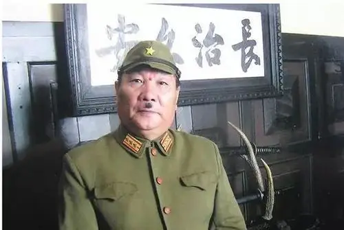 影视剧中的日本鬼子,为什么都在鼻子下留一撮方形小胡子?