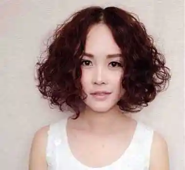 女生短发之小卷泡面头发型从头顶开始烫小卷的发型图片