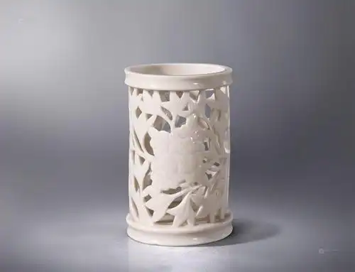 1233明末德化窑白釉镂雕缠枝牡丹纹笔筒