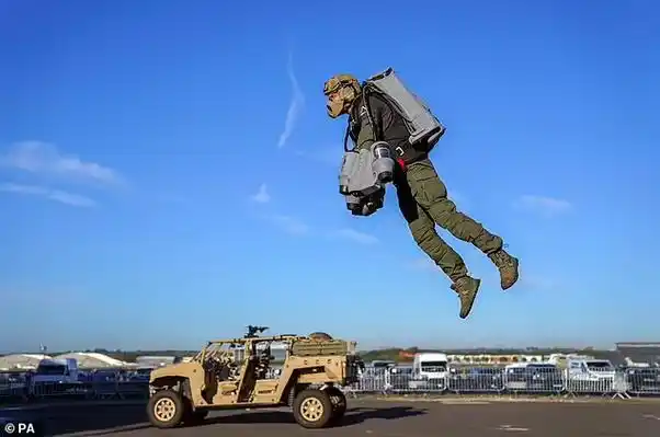 喷气背包飞行器(英陆军观摩喷气式飞行背包)