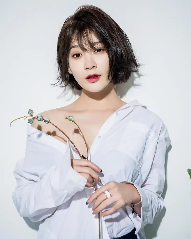 唐菀最新时尚大片曝光小露香肩秀优雅气质