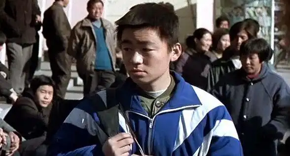 王宝强跑龙套时珍贵旧照首次曝光,曾为演冯小刚的电影露宿街头