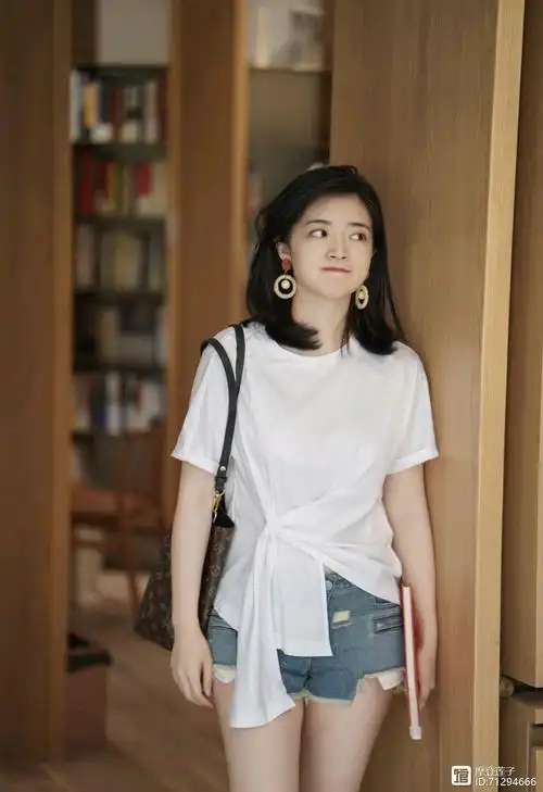 三木的基础款穿搭也高级!穿白色t恤配蓝色牛仔热裤,休闲又优雅