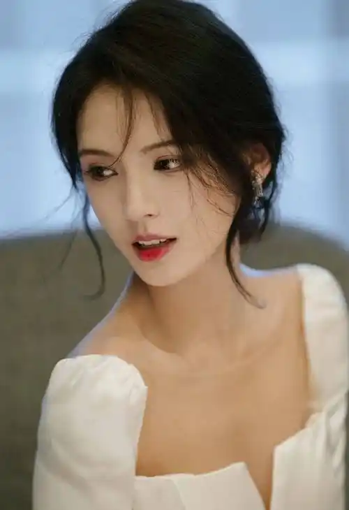 张予曦白色抹胸装甜美笑容写真