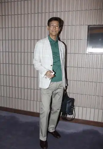 郑少秋74岁状态依旧很好,这才是"叔圈典范",穿搭时尚有型