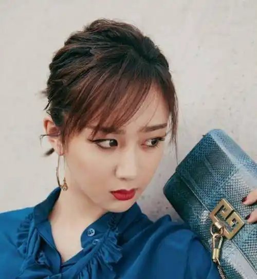 这身穿搭超有女人味_皮裙_女生_短发