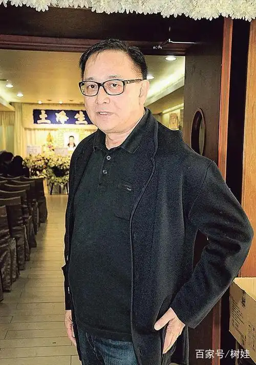 69岁曹查理为慈善活动出山不拍戏只献唱,昔日痞气无存越来越慈祥