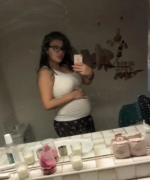 女孩结婚后不久发现自己的肚子一天天变大真相却让人吃惊不已