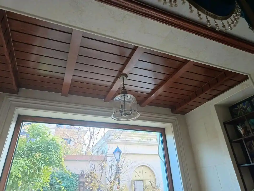 阳台集成吊顶安装 阳台运用深色木纹铝扣板加 - 抖音