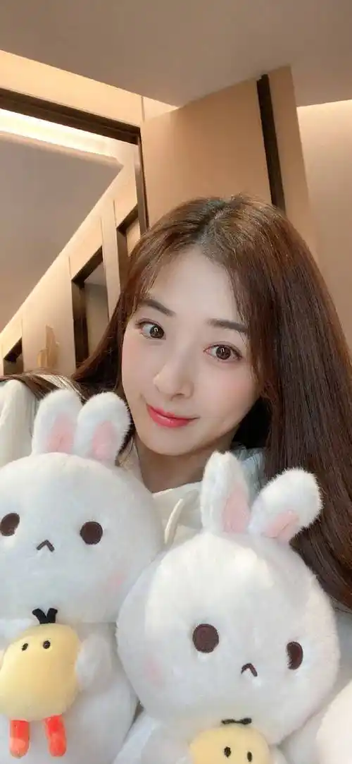 张含韵晒库存自拍美照,抱小兔子玩偶笑容甜美可爱