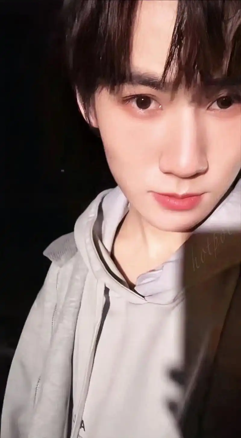 张真源.越夜越美丽,来接收顶级男大的美颜暴击#张真源 #张真 - 抖音