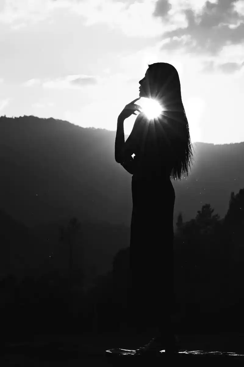 黑白不止是关于色调还能够捕捉人类的情感黑白照片的美是无法用言语来