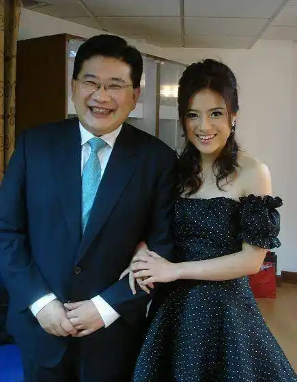 主持人陈辰,晒出四张美照,令粉丝大饱眼福,她丈夫余笛大有来头