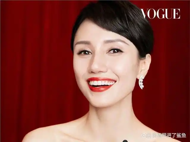 眼睛仔细看袁泉的五官,最精彩的部分就是她的眼睛了,看起来是混血感