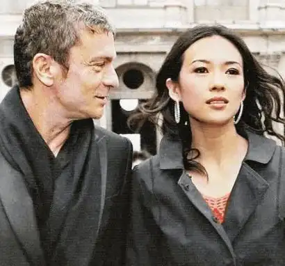 撒贝宁出游被偶遇,一家其乐融融,网友想到他和章子怡的恋情