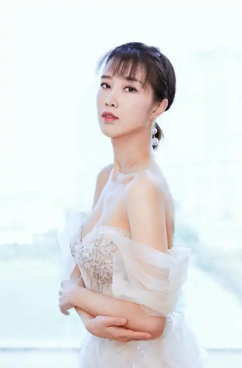 奚望轻纱长裙精致优雅写真图片