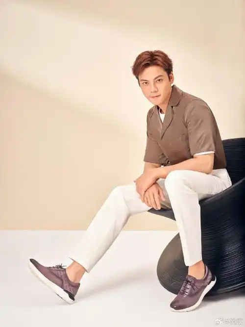 自在型装,不失巧思品牌代言人@william威廉陈伟霆身着奥康首创运动