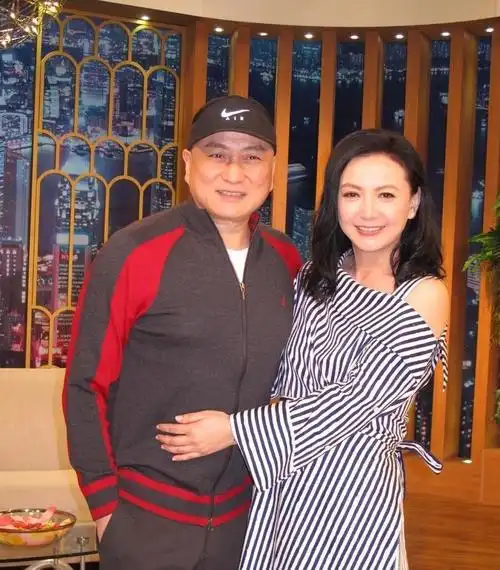 曾华倩真不显老快60岁还穿露肩条纹裙和汤镇业同框挺亲密的