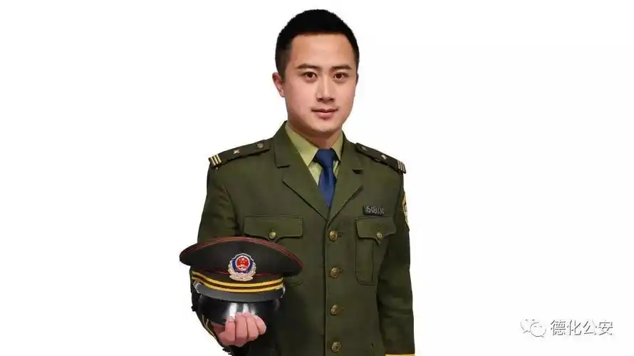 89式警服取消83式警服红领章,佩带金属领花,裤子取消了侧红裤线.