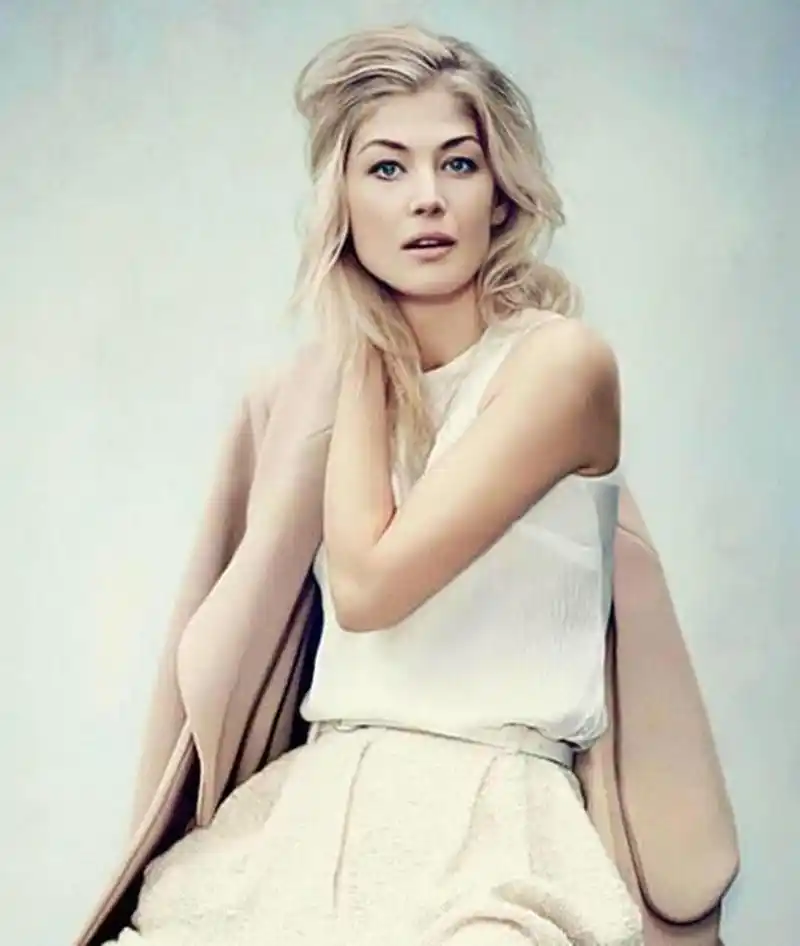 她的面容堪称绝世美貌,五官精致,线条分明,尤其是那双大眼睛闪烁着